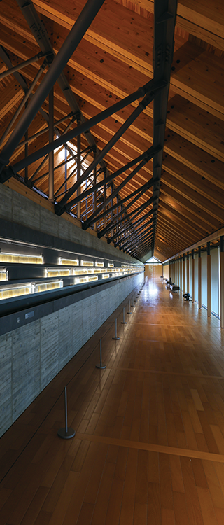 地層が7万年の歳月を語る「奇跡の湖」